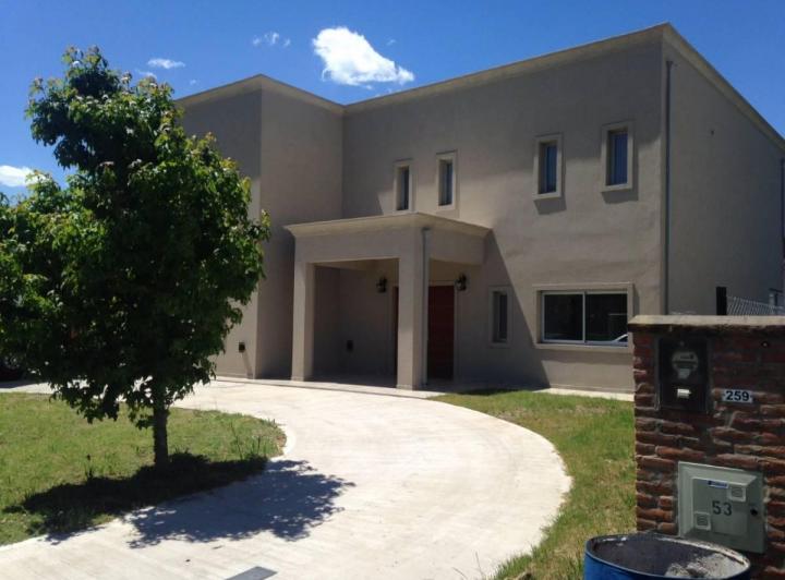 Casa · 450m² · 8 Ambientes · 3 Cocheras