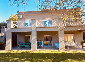 Casa de 6 ambientes, Pilar · Excelente Casa Moderna Sobre Lote Central