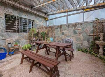 Imagen 1 - Casa en planta alta de 3 dormitorios. Con 2 patios, quincho y terraza. Apto uso profesional. - · Casa en Planta Alta de 3 Dorm.. con 2 Patios, Quincho y Terraza. Apto Uso Profesional.