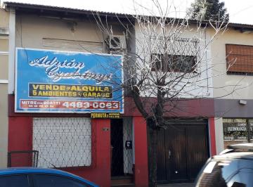 PH de 5 ambientes, Morón · Moron Centro - Chalet PH Frente - 5 Amb - Cochera - Patio - Muy Buen Estado en General.