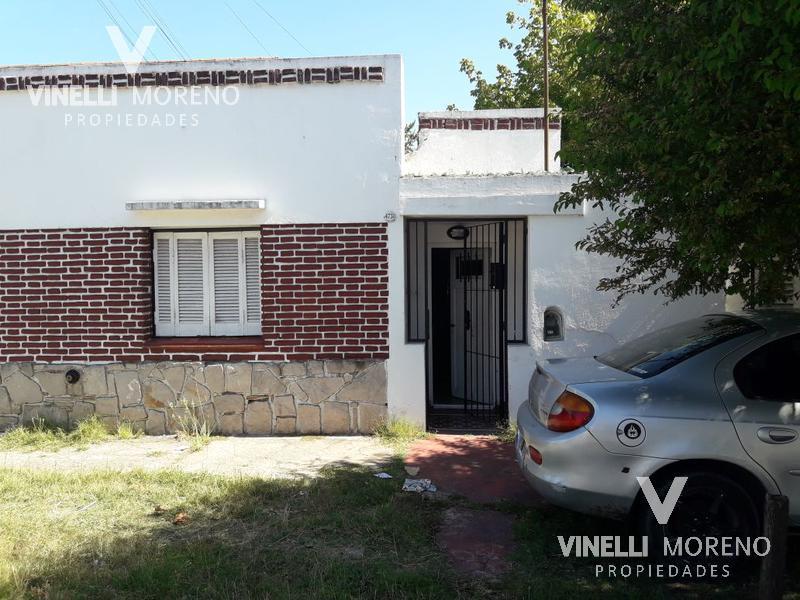 Casa en venta sobre lote de 10, 30 x 32 m en Mar del Plata zona de la Terminal de Trenes de Luro. 2 dormitorios de 3 x 4, baño completo, cocina comedor, jardín.