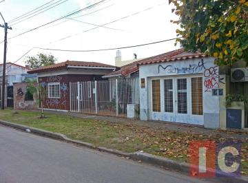 Casa · 200m² · 4 Ambientes · Chalet Venta Castelar Moron