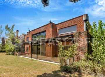 Casa · 469m² · 7 Ambientes · 2 Cocheras · Excelente Ubicación. Lote Central Casa Moderna y de Alta Calidad