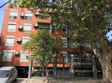 Frente del edificio · Depto 2 Amb Muy Luminoso C/cochera. a 2 Cuadras Estación a 1 de Avda. Centenario