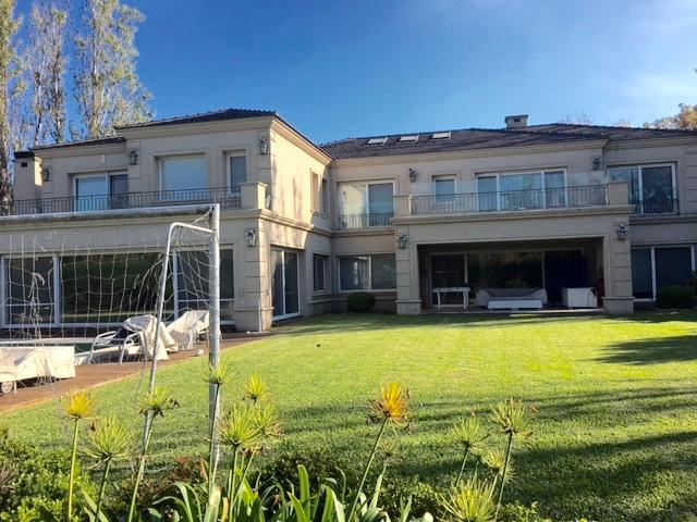 Casa · 620m² · 11 Ambientes · 2 Cocheras