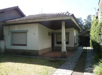 Casa · 150m² · 8 Ambientes · 3 Cocheras · Chalet a m. de Av Espora a Reciclar