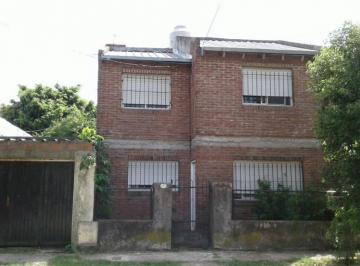 Casa · 106m² · 3 Ambientes · 1 Cochera · Chalet en Venta en Castelar Sur
