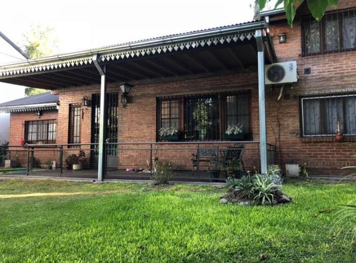 Casa · 240m² · 4 Ambientes · 2 Cocheras