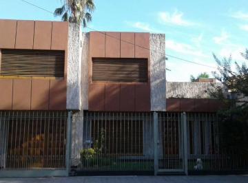 Casa · 260m² · 4 Ambientes · 1 Cochera · Casa en Venta Cond en Moron Sur