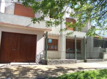 Casa · 211m² · 5 Ambientes · 1 Cochera · Importante Propiedad 4 Dorm, Garage, Pileta, Parrilla y Fondo. Temperley
