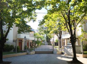 Casa · 96m² · 4 Ambientes · 1 Cochera · Casa / Dúplex - Adrogué - Categoría!
