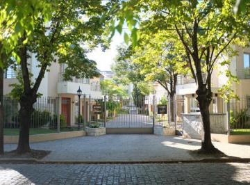 Casa · 95m² · 4 Ambientes · 1 Cochera · Casa / Dúplex - Adrogue - Categoría