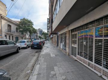 Imagen 1 - Local a la calle (planta baja de edificio) con frente vidriado de 3.3 mts frente al Sanatorio los Ar - · Local a La Calle (Planta Baja de Edificio) con Frente Vidriado de 3.3 m Frente Al Sanatorio Los Ar