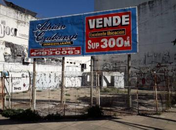 Terreno , Morón · Moron Centro - Unico Lote Esquina Rivadavia y Boatti - 300 m 2. - Escucho Ofertas!