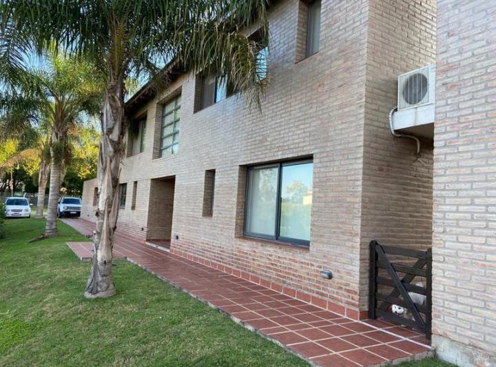 Casa · 417m² · 3 Ambientes · 2 Cocheras