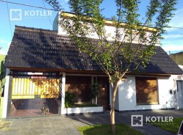 Casa · 200m² · 6 Ambientes · 1 Cochera · Venta - Hermoso Chalet de 5 Dorm., Fondo Libre y Quincho.