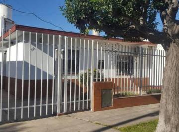 Casa · 92m² · 3 Ambientes · 1 Cochera · Impecable Casa en Lote 246 m². 3 Amb con Jardin, Garage y Patio con Parrilla