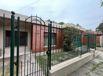 Casa de 4 ambientes, Lomas de Zamora · Retasada - Apto Credito - Casa con 3 Dorm. y Cochera en Llavallol