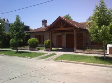 Casa de 5 ambientes, Morón · Chalet en Venta en Castelar Norte