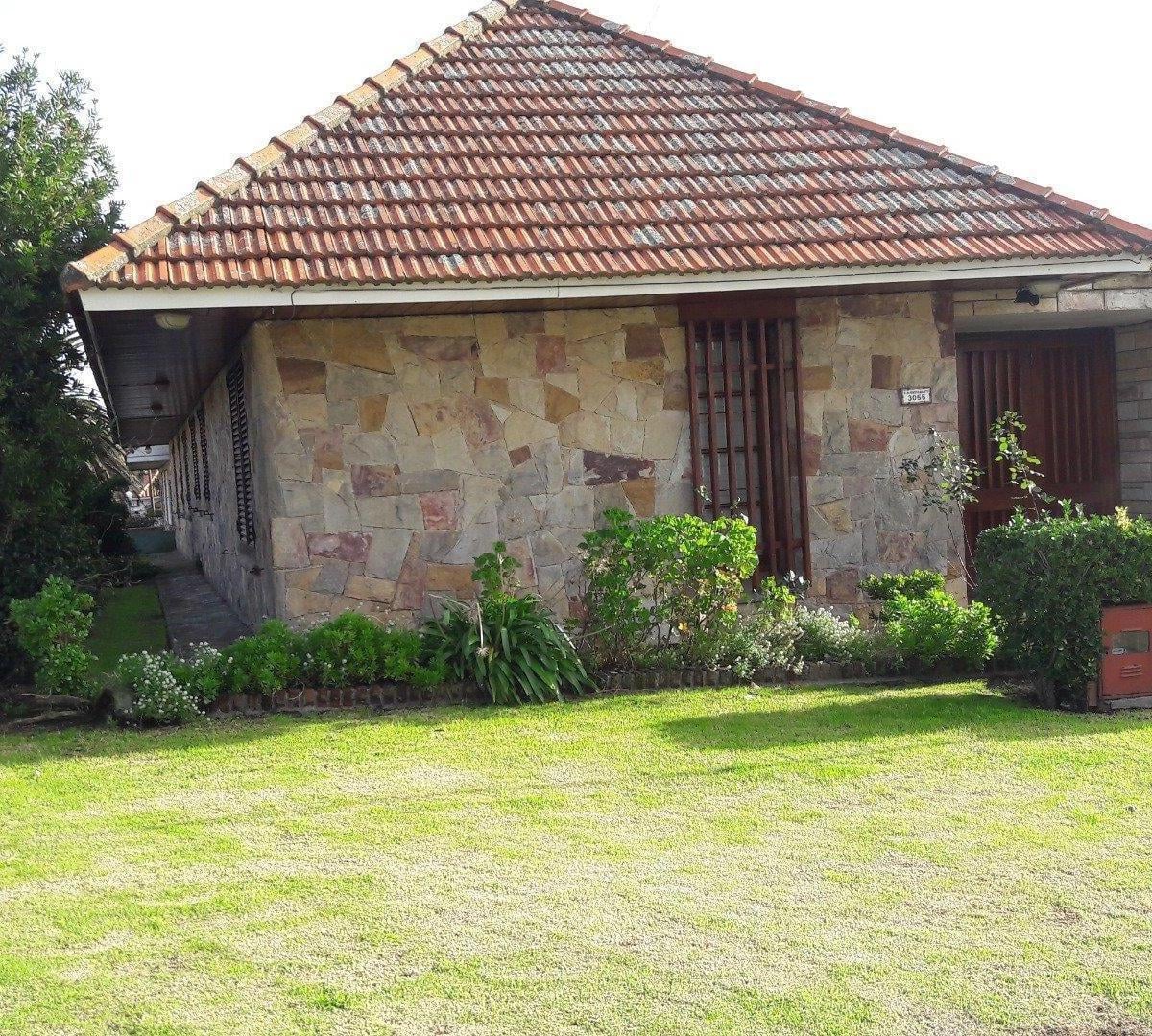 Impecable casa en esquina a metros de la costa en Punta Mogotes