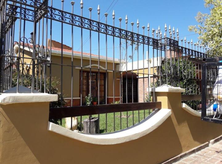 Casa · 250m² · 5 Ambientes · 2 Cocheras