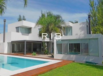 Casa de 6 ambientes, Pilar · Con Renta - Propiedad Moderna Sobre Parque Central