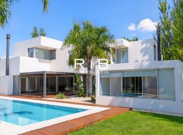 Casa 1100m² Venta Manuel Alberti · Con Renta - Propiedad Moderna Sobre Parque Central