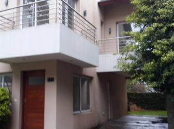 Casa · 90m² · 4 Ambientes · 1 Cochera · Casa - Adrogue