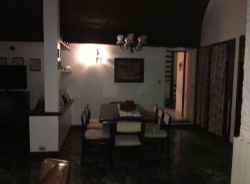 Casa de 5 ambientes, Almirante Brown · Espectacular Casa en Amplio Lote