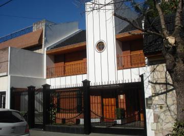 Casa de 5 ambientes, Mataderos · Mataderos. Bº Naon -. J. L. suarez.1800. Chalet - 5 - Amb - 2 - Ptas - Coch - Quincho - Parrilla.