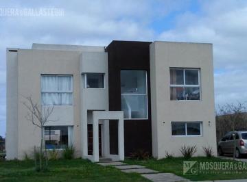 Casa · 180m² · 5 Ambientes · 4 Cocheras · Casa en Venta - Barrio Privado San Marco