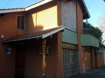 Casa de 4 ambientes, Lanús · Acepta Depto Muy Buen Chalet de Dos Plantas en Excelente Zona