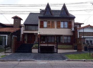 Casa · 450m² · 5 Ambientes · 2 Cocheras · Residencia en Venta: Castelar Norte: 6 Ambientes