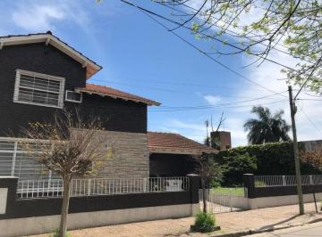 Casa · 240m² · 5 Ambientes · 2 Cocheras · Amplio Chalet 5 Amb en Lote de 24x31