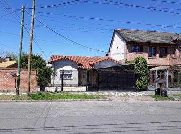 Casa de 5 ambientes, Esteban Echeverría · Permuta por 2 Deptos! Chalet en Centro de Monte Grande! Lote de 10 X 30 M!