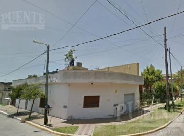 Casa · 188m² · 4 Ambientes · 1 Cochera · Casa en Banfield en Esquina