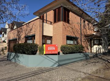 Casa · 245m² · 5 Ambientes · 2 Cocheras · Casa - Banfield