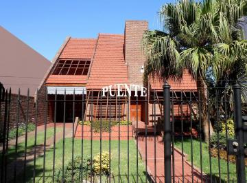 Casa · 200m² · 5 Ambientes · 4 Cocheras · Casa en Banfield Oeste