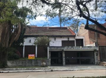 Casa · 1100m² · 10 Ambientes · 2 Cocheras · Gran Mansión en Zona Residencial, Sobre Av Rivadavia