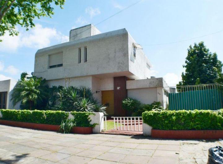 Casa · 320m² · 6 Ambientes · 1 Cochera