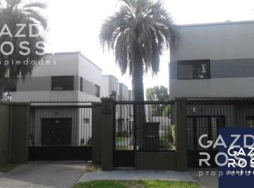 Casa · 104m² · 3 Ambientes · 1 Cochera · Casa - Adrogue - Venta