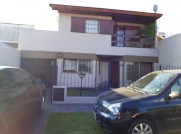 Casa de 4 ambientes, Almirante Brown · Excelente Chalet en Dos Plantas a Tres Cuadras de Av Espora