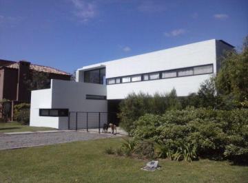 Quinta vacacional · 190m² · 5 Ambientes · Imponente Casa Minimalista en El Centauro