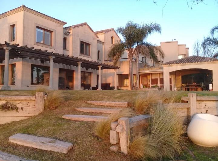 Casa · 600m² · 10 Ambientes · 4 Cocheras