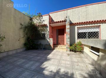 Casa · 121m² · 4 Ambientes · 1 Cochera · En Venta - Casa Céntrica Excelente Ubicación Colonia