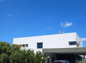 Casa de 8 ambientes, Escobar · Casa en Venta en El Barrio Las Liebres