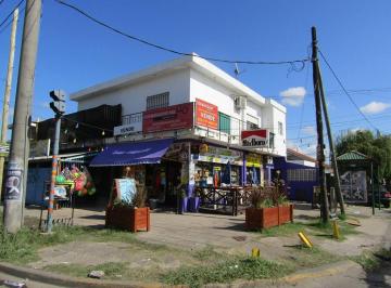 Edificio · 170m² · Venta de 3 Locales y 2 Departamentos en Block.
