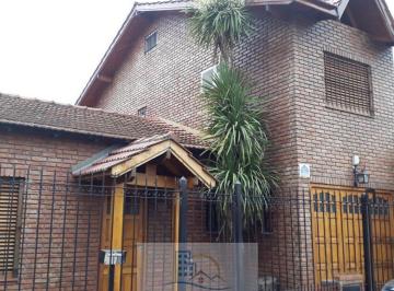Casa · 180m² · 4 Ambientes · 1 Cochera · Retasado - Excelente Chalet 2 Plantas en Burzaco