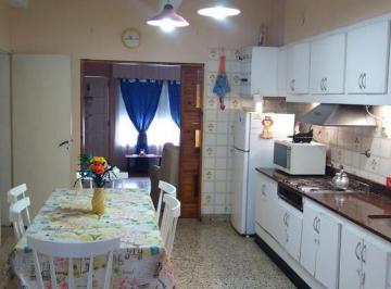 Casa · 145m² · 4 Ambientes · 2 Cocheras · Casa en PH Al Frente 3 Dorm Cochera Para 2 Autos. L. de Zamora.