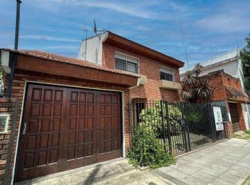 Casa · 210m² · 4 Ambientes · 1 Cochera · Venta de Casa 4 Ambientes en Castelar, Morón